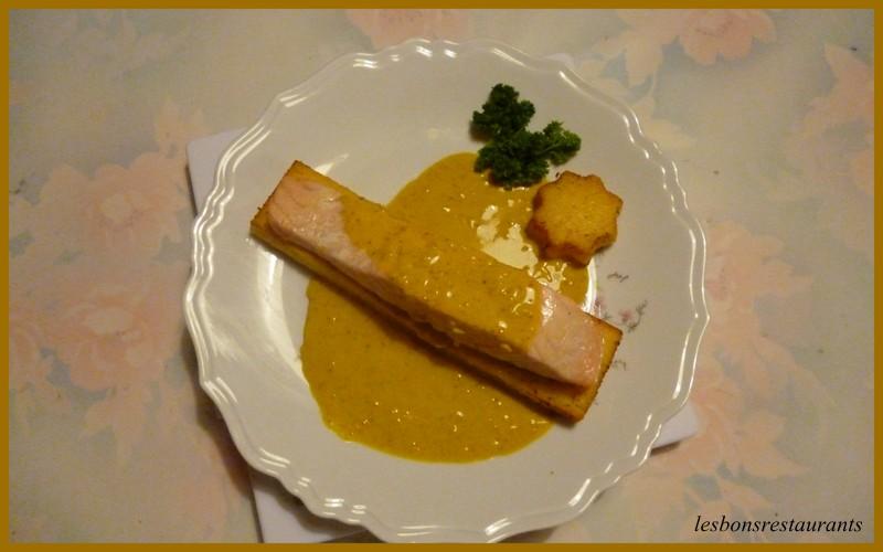 SAUMON SUR SON LIT DE POLENTA SAUCE AU CURCUMA