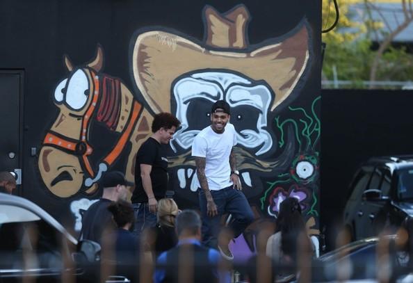 Chris Brown﻿ aperçu en train de taguer un mur à Miami !