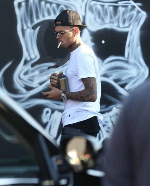 Chris Brown﻿ aperçu en train de taguer un mur à Miami !