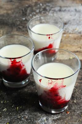 Et si j'arrêtais de seulement voyager dans les assiettes ??? Direction Bangkok et le plus frais des desserts avant de partir ! Panna cotta rouge toute fraîche !