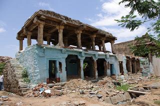 À HAMPI, ON ARRACHE LA VIE POUR RETROUVER UN PASSÉ DISPARU