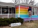 Une maison aux couleurs du Drapeau Gay face à une Église homophobe