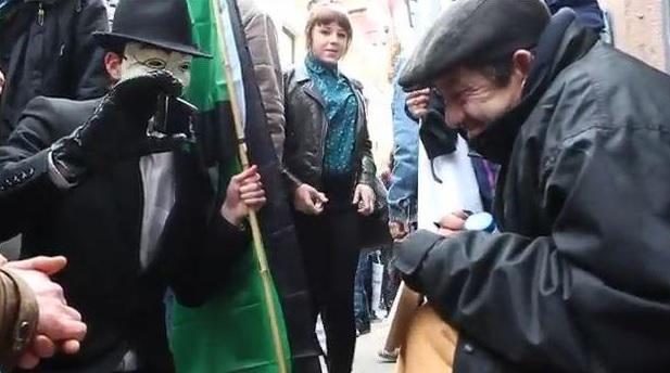 Anonymous : L'émouvante vidéo du SDF qui pleure par la générosité du groupe d'hacktivistes