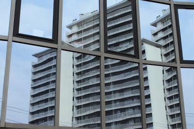 Je ris de me voir si belle en ce miroir