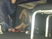 PHOTO Lindsay Lohan encore ivre, cache sous table boite