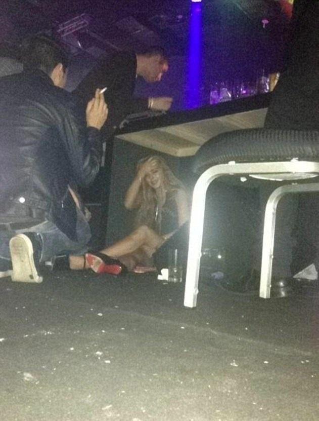 PHOTO Lindsay Lohan encore ivre, se cache sous une table en boite