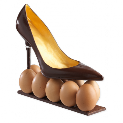 Stiletto en chocolat noir 68% posé sur des oeufs en chocolat
