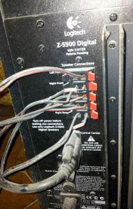 Nombre de câbles reliés au caisson basse du home cinéma à cacher...