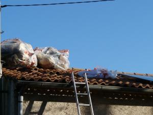 Débarras des anciens isolants, nettoyage de la toiture