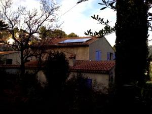 Avec une orientation plein sud, un ensoleillement de 3h par jour est suffisant pour maintenir une température de 45°c dans notre ballon