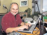 À deux pas de chez elle - François Gravel