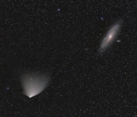 Superbe photo de la comète PanSTARRS (vêtue d'une cape) de passage à proximité de la galaxie d'Andromède et ses satellites - Photo signée Pavel