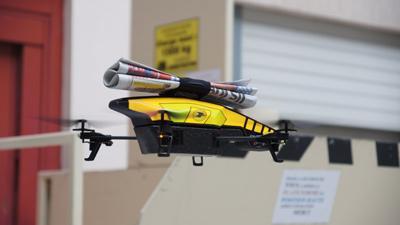 Une photo du groupe La Poste montrant un drone qui porte un journal.