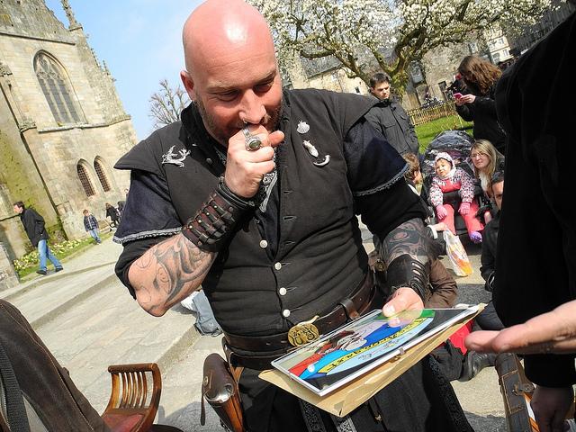 Le barde et le barbu.