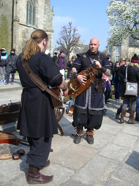 Le barde et le barbu.