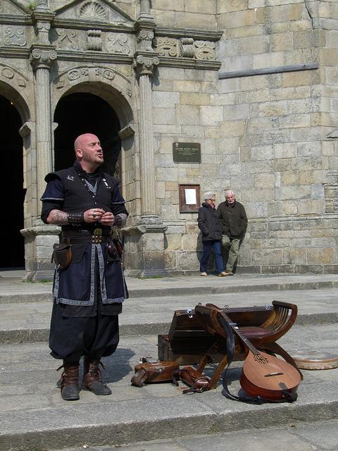 Le barde et le barbu.