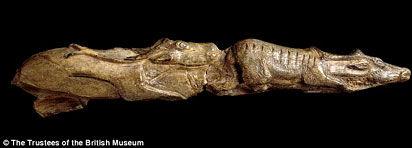 Les rennes nageant  - Une superbe pièce montrant deux rennes l’un derrière l’autre, étant probablement en train de nager. La sculpture sur ivoire de mammouth est datée  de – 13 000 ans. Elle provient du site de Montastruc.