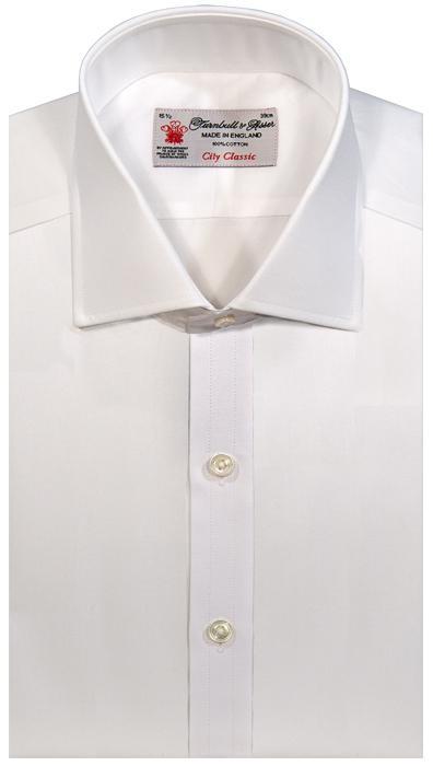 La chemise blanche basique, au col Regent, légèrement moins formel