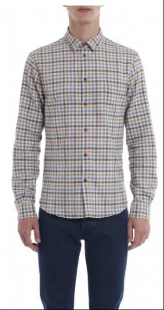 Une chemise à carreaux plus clairs, avec boutons en bois, et un col à patte pour une touche de modernité.