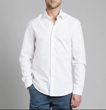 La chemise blanche basique qu’on devrait tous avoir dans sa garde-robe.