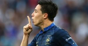 Suite à ce geste envers un journaliste, Nasri a été suspendu pour trois matchs en Équipe de France.