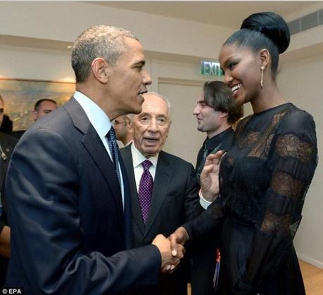 Le Président Barack Obama avait tenu à rencontrer la première Miss Israël noire, Yityish Aynaw, il l'avait invitée à sa table.