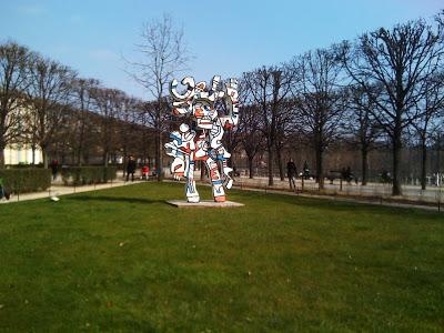 Paris : Le Bel Costumé de Jean Dubuffet - Terrasse du Jeu de Paume dans les jardins des Tuileries