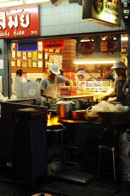 Last night in Bangkok... dernière nuit illuminée par les cuisines qui peuplent Bangkok la nuit...