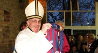 le-pape-francois-alors-cardinal-brandit-fierement-le-maillot-10880118cxcbe_1713