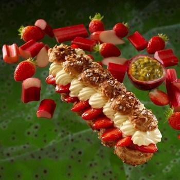 Gourmandise Céleste : Compote de rhubarbe aux fraises, fraises fraîches, crème de mascarpone au fruit de la Passion, guimauve au fruit de la Passion.