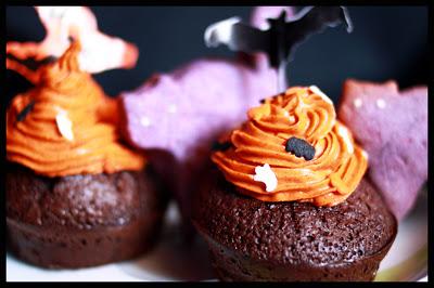 Cupcakes d'Halloween chocolat-cannelle et ses petits chats violets