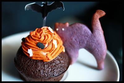 Cupcakes d'Halloween chocolat-cannelle et ses petits chats violets