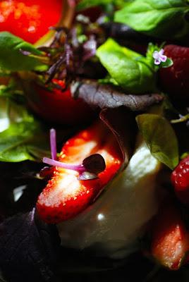 Le vendredi c'est retour vers le futur... Salade d'herbes aux fraises et à la mozzarella pour essayer d'attirer le soleil !