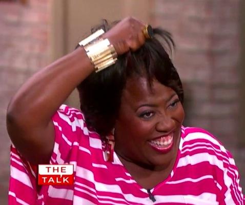 SHERYL UNDERWOOD : UNE COMEDIENNE NOIRE QUI RETIRE SA PERRUQUE A LA TELEVISION