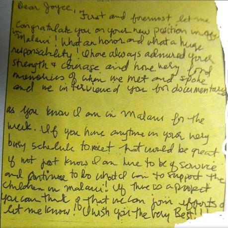 Lettre familière écrite de la main de Madonna adressée à Joyce Banda, la Présidente du Malawi.