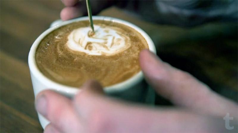 Mike Breach nous explique comment il fait ses dessins dans la mousse de café
