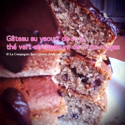 Gâteau au yaourt (de soja) au thé vert et à la confiture de fruits rouges