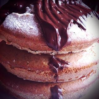 Gâteau au yaourt (de soja) au thé vert et à la confiture de fruits rouges