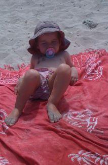 Bebe bronze sur le sable de la plage de l'Ermitage
