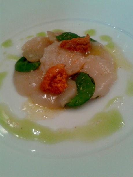 Saint Jacques émincées à cru chair de langoustines corail doursin huile dolive