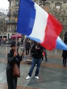 A Paris, une forêt de parapluies contre la haine homophobe 20130410_193944