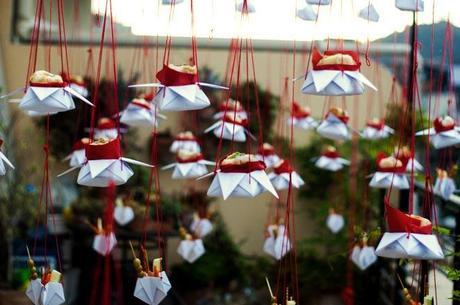 Un banquet d’origamis flottants