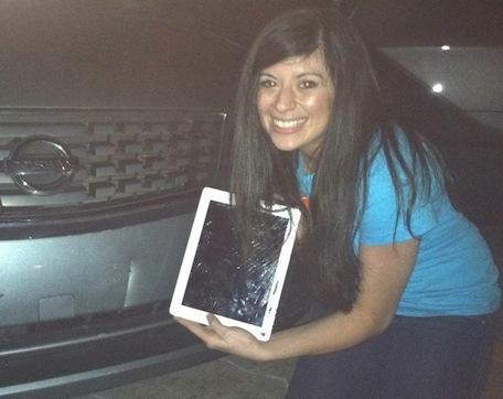 Insolite, un iPad atteri dans le pare-choc d’une voiture
