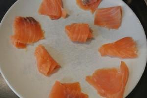 Bricks-au-saumon, coupez le saumon en petites parts