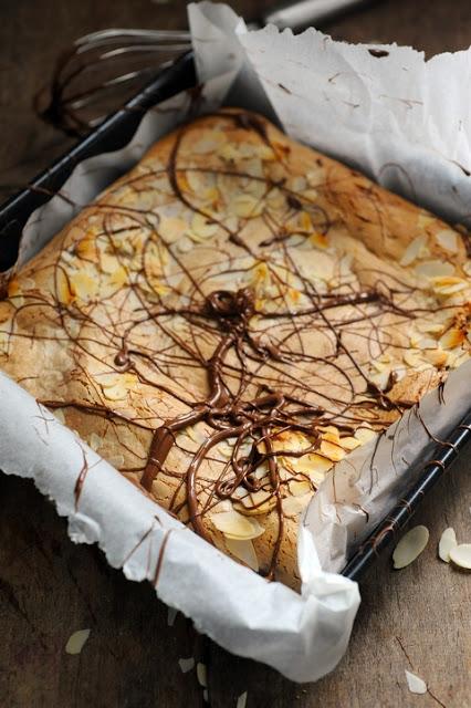 Le vendredi c'est retour vers le futur… Tout moelleux gâteau très amande et chocolat parce qu'il fait un temps à se réconforter l'intérieur !