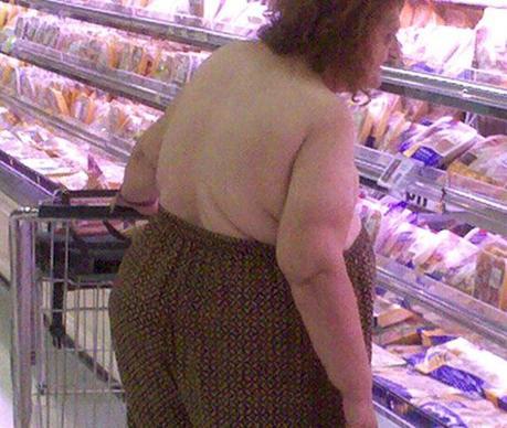 2. Une mamie qui fait ses courses avec son pantalon en guise de soutien-gorge