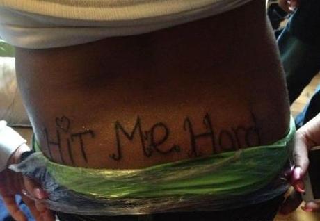 20 PERSONNES, 20 IMAGES UN PEU FOLLES 11. Un tatouage tout frais qui dit