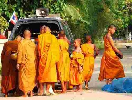 Devenir bonze en Thaïlande ! Reste-t-il des vocations ?