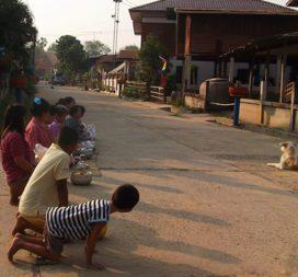 Devenir bonze en Thaïlande ! Reste-t-il des vocations ?