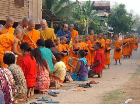 Devenir bonze en Thaïlande ! Reste-t-il des vocations ?